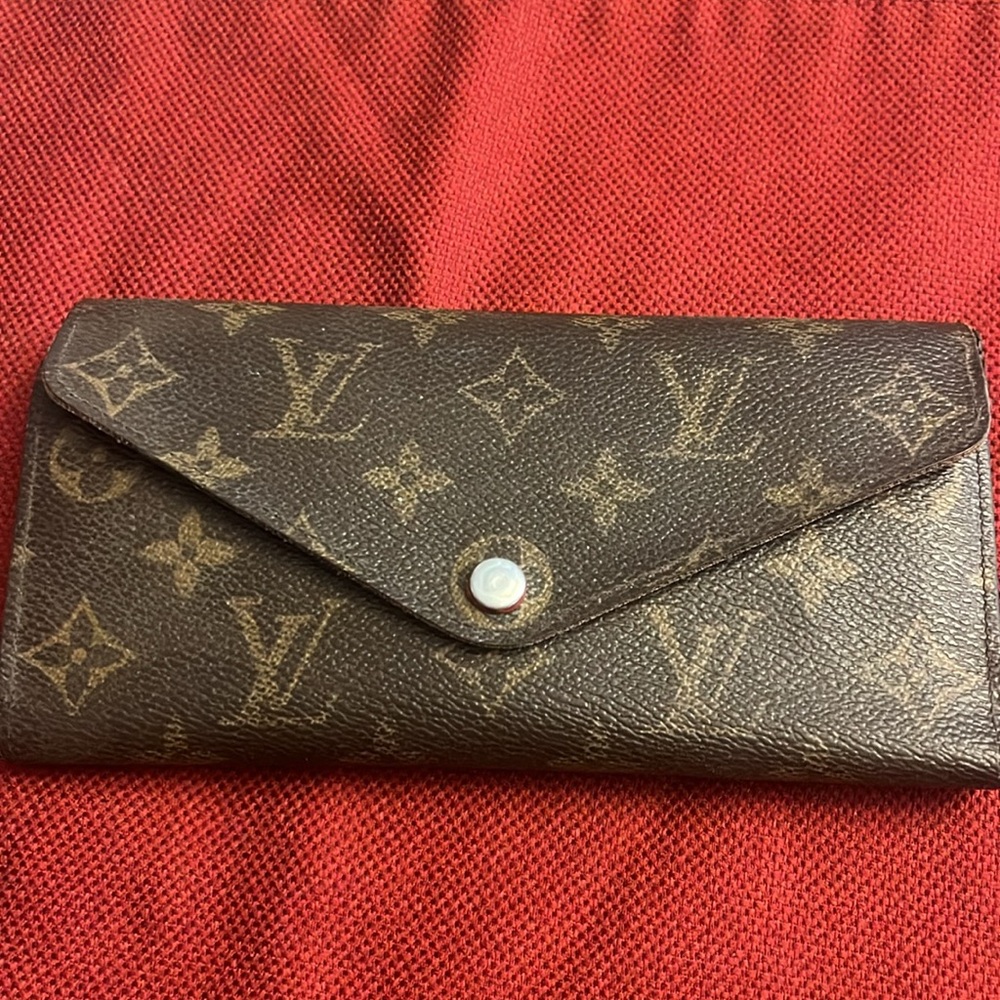 🧚🏻‍♂️SALE 🧚🏻‍♂️Authentic wallet Louis Vuitton needs tlc